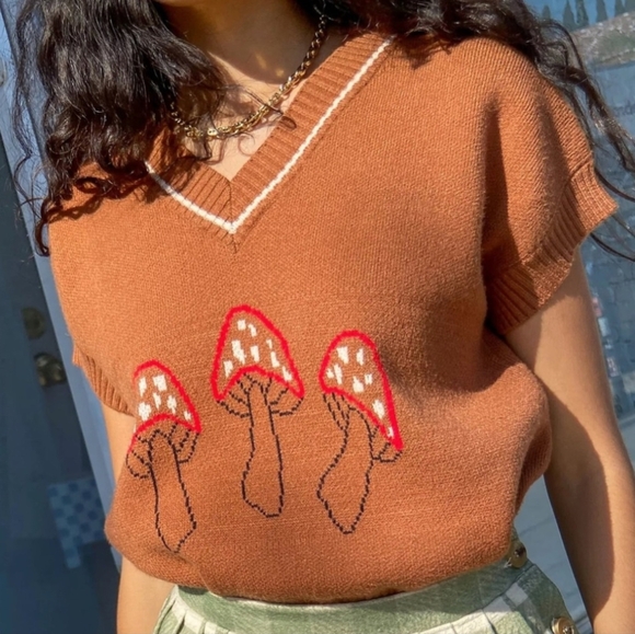 Lisa Says Gah Sweaters - LISA SAYS GAH Fangio Vest in Fungo Camel